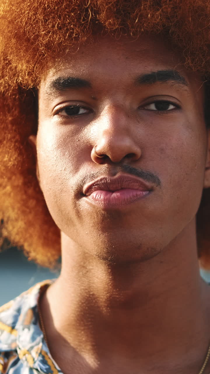Retrato em close-up de jovem abrindo os olhos e olhando para a câmera