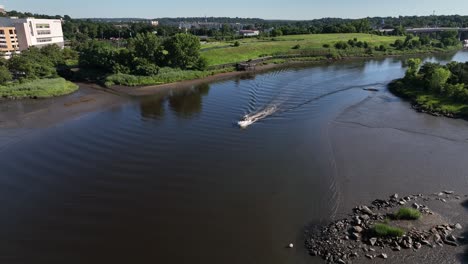 Eine-Luftaufnahme-über-Den-Norwalk-River-An-Einem-Sonnigen-Morgen