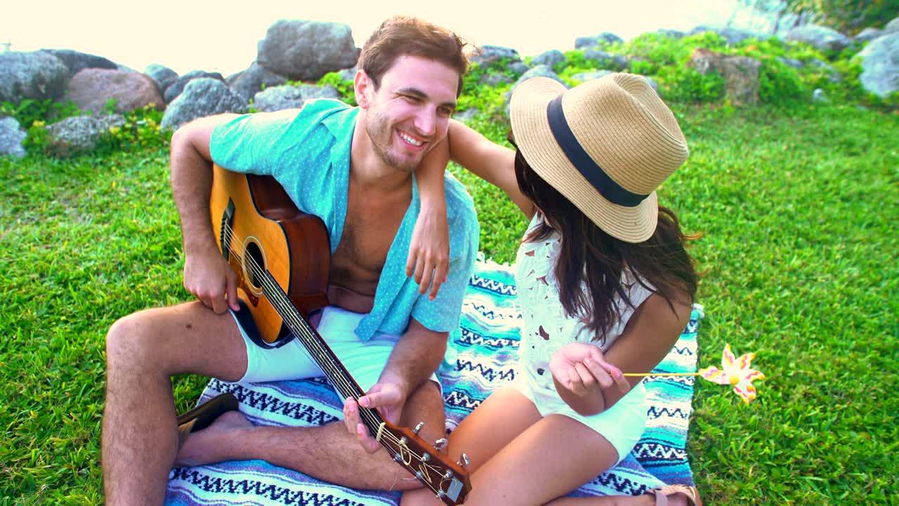 retrato de una pareja multiétnica con ropa hipster