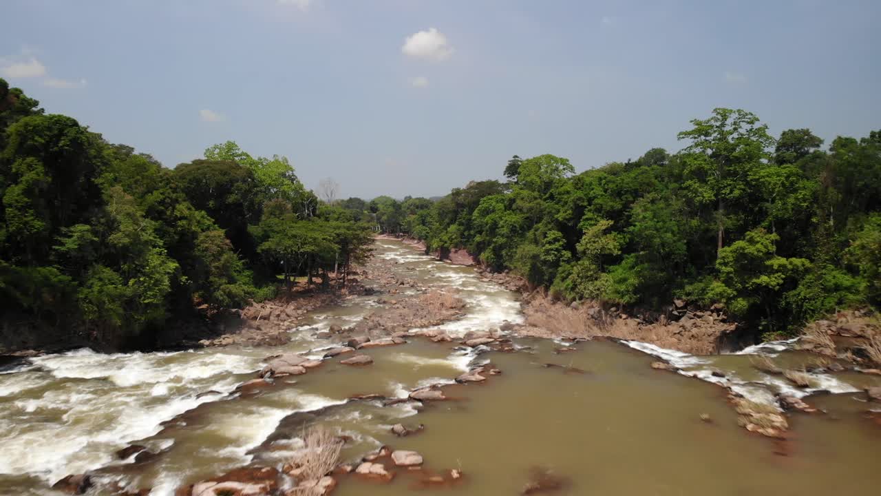 carro aéreo de movimiento rápido sobre la cascada tad lo, meseta de bolaven, laos