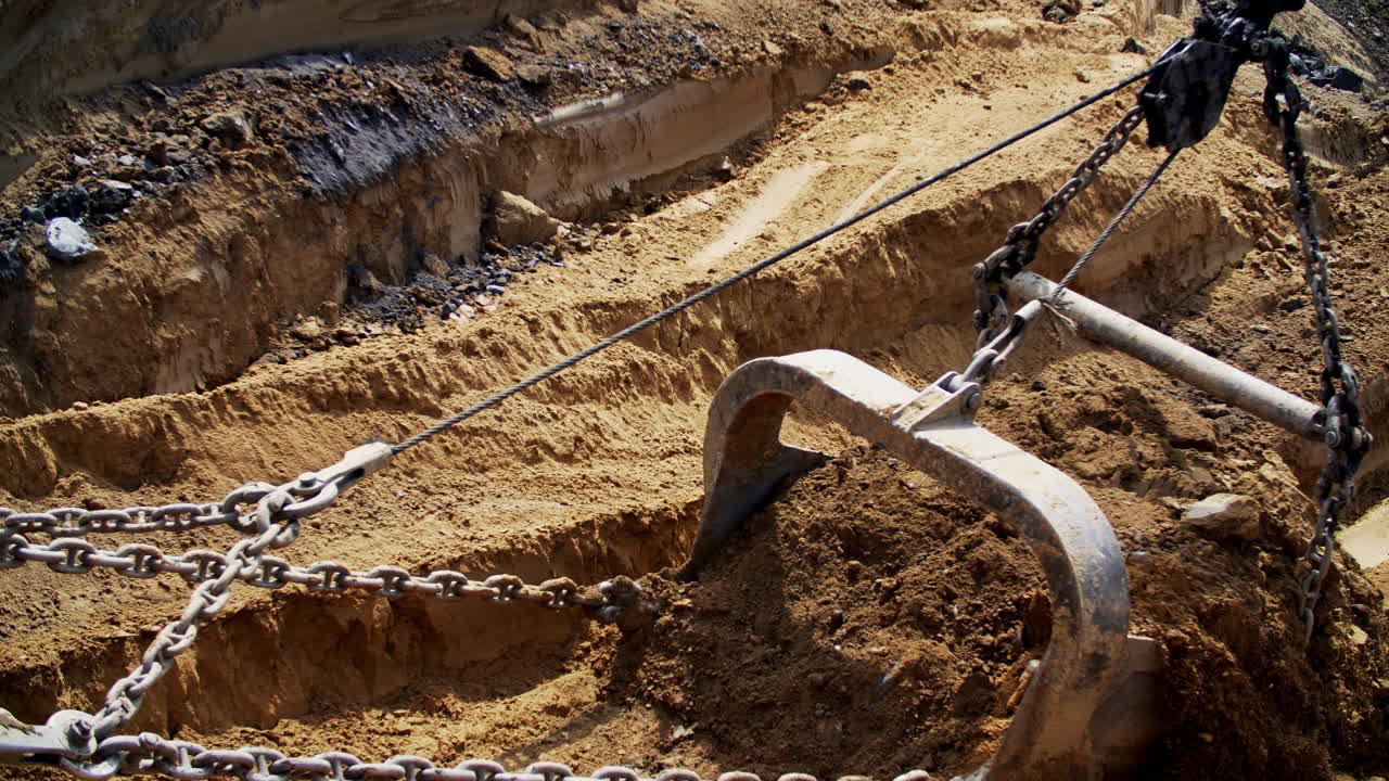 excavadora cargando un camión de basura con tierra