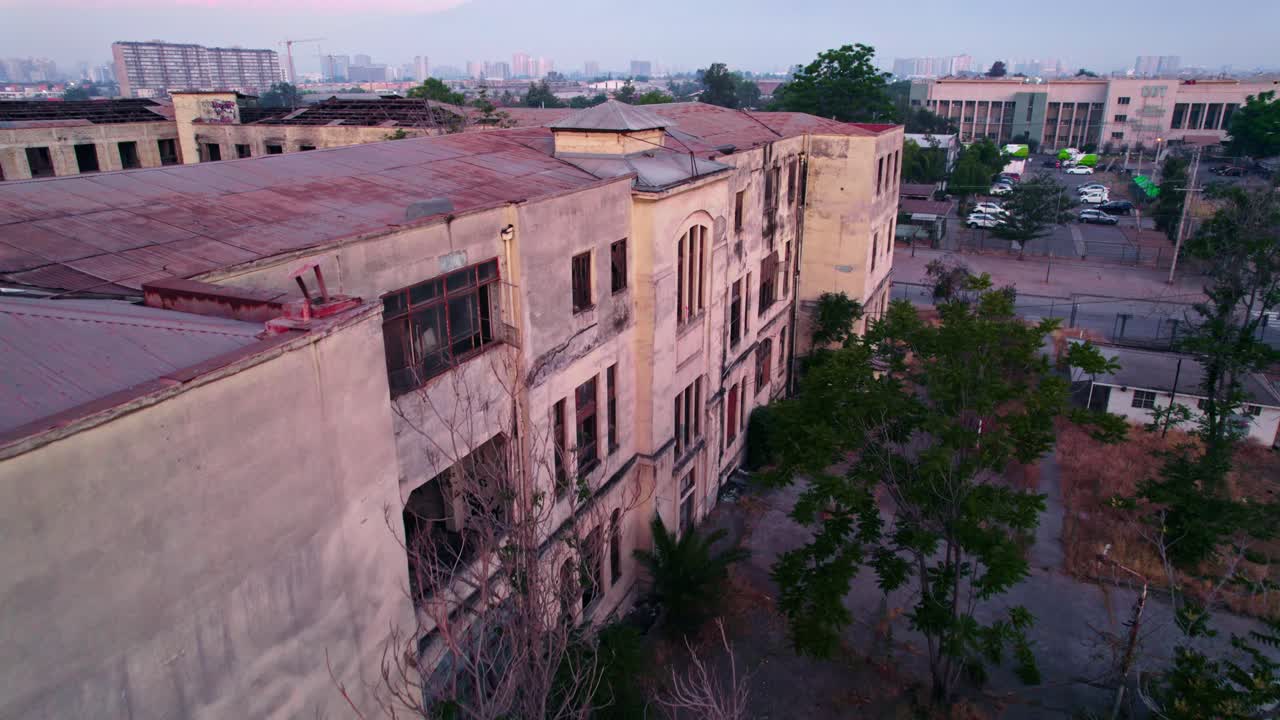 maternidad barros luco hospital abandonado edificio en ruinas panorama aéreo de drones en santiago, chile al atardecer