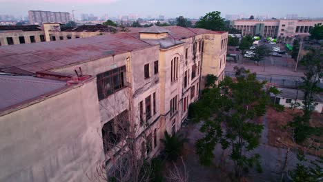 Maternidad-Barros-Luco-Hospital-Abandonado-Edificio-En-Ruinas-Panorama-Aéreo-De-Drones-En-Santiago,-Chile-Al-Atardecer