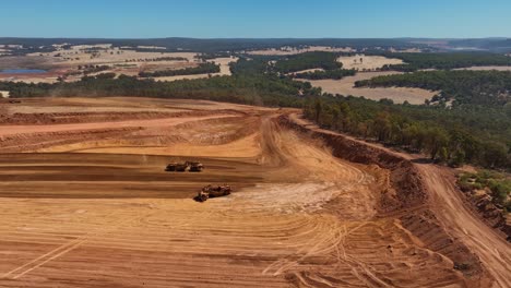 camiones trabajando en un pozo de arena a cielo abierto en la mina de oro de boddington en bannister, australia occidental