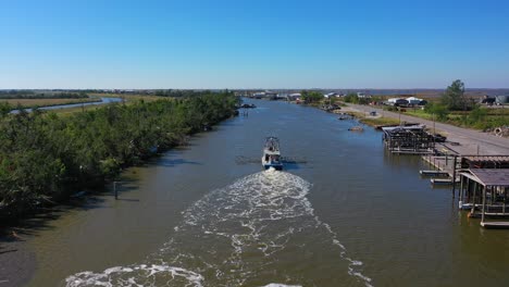 Geschäftiges-Leben-Am-Bayou-In-Chauvin-Louisiana