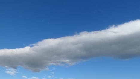 las nubes de arco'separan' el cielo azul claro y oscuro en otoño - canterbury, nueva zelanda