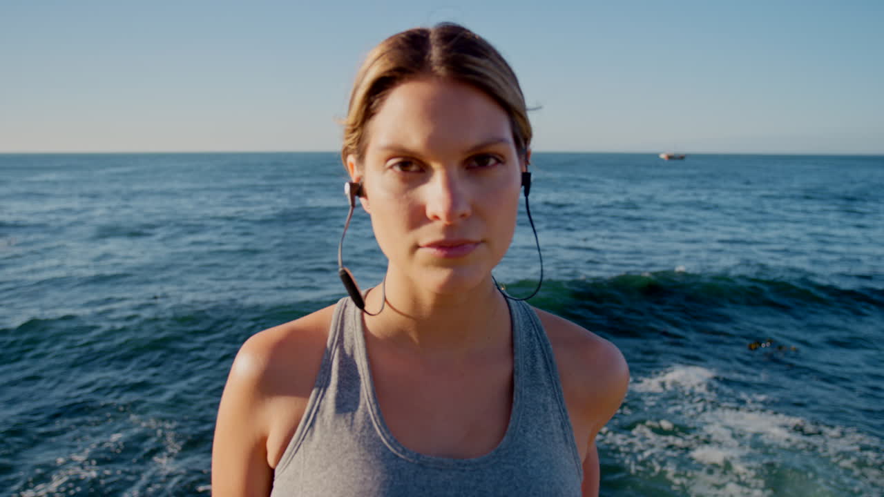 mujer, cara y auriculares por la playa para el fitness