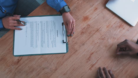 firma de contratos comerciales