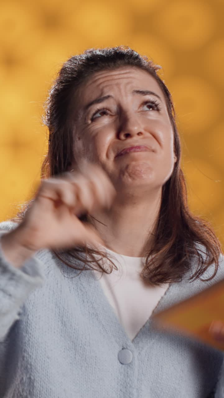 Donna frustrata che disapprova mentre legge un libro