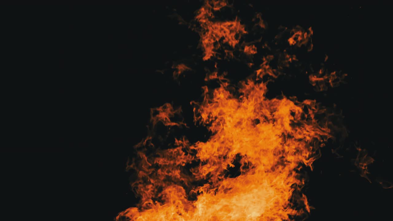 llamas de fuego en un fondo negro, hoguera ardiendo por la noche