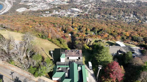 sobrevuelo aéreo de la cima de la estación inclinada de lookout mountain en otoño