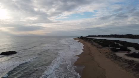 Maravilloso-Vuelo-Aéreo-De-Drones-Que-Se-Hunde-Lentamente-En-Una-Toma-De-Drones-De-Una-Playa-Mística-Vacía-Al-Atardecer