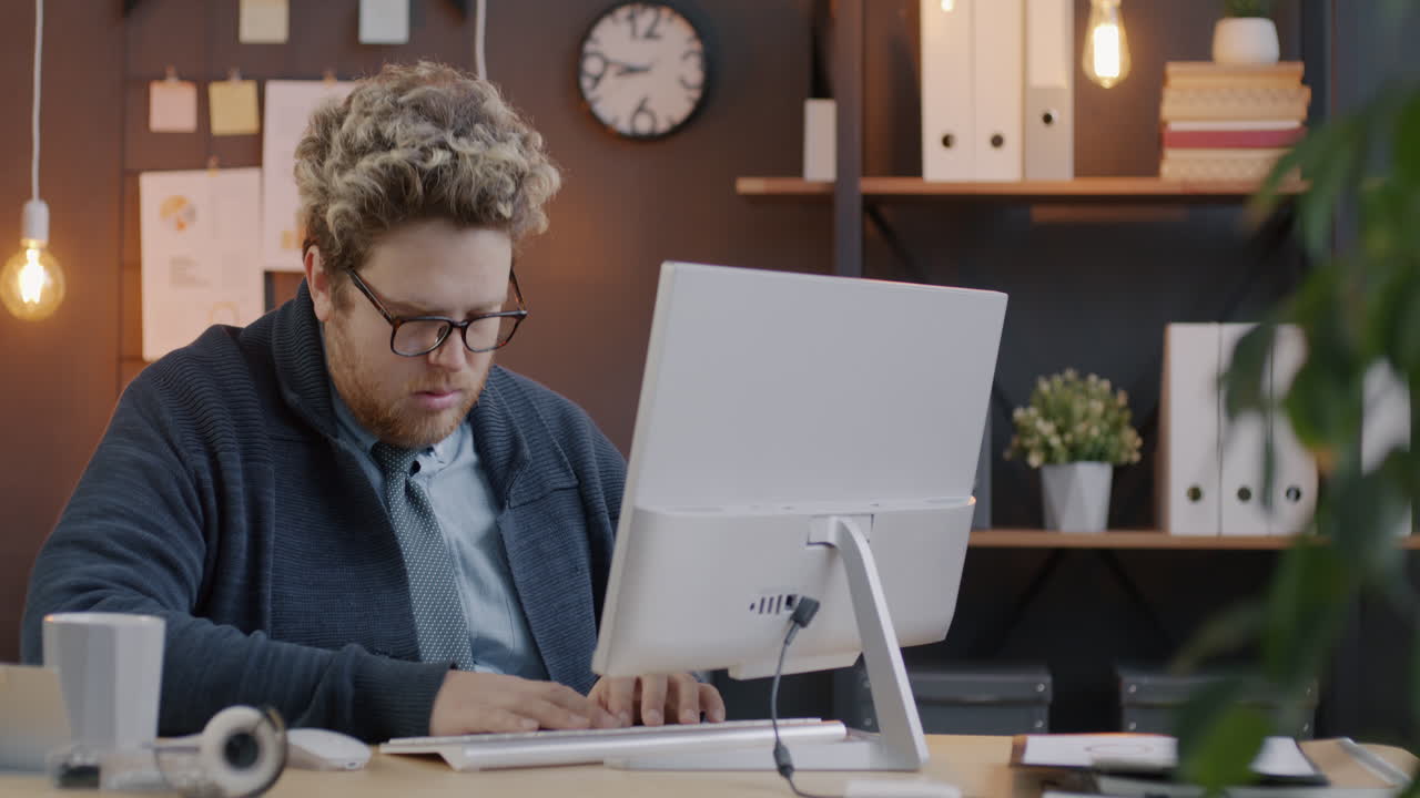 hombre trabajando en computadora en una oficina moderna