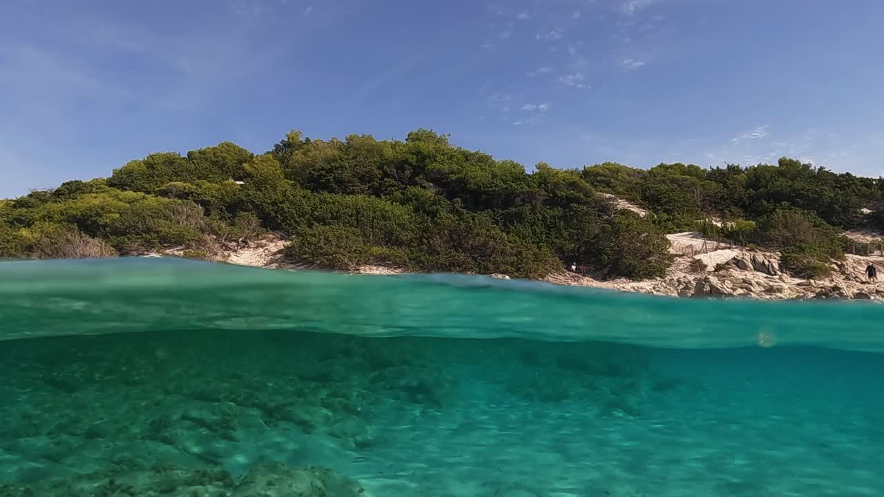 punto de vista medio submarino de la asombrosa belleza de la naturaleza de la playa de saleccia en la isla de córcega, francia