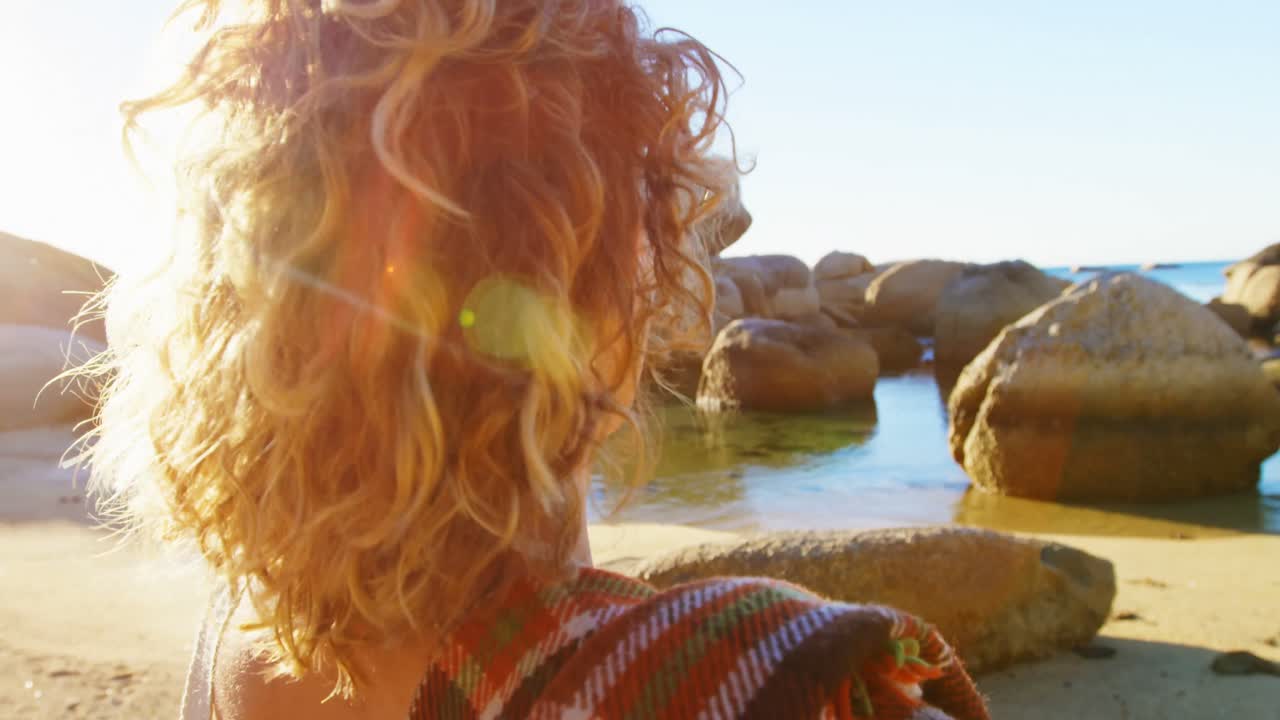 женщина, стоящая на пляже 4к