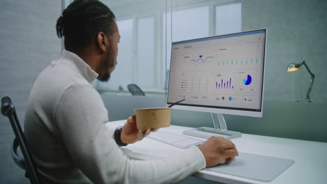 hombre analizando datos en una computadora