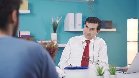 y un entrenador de vida feliz escuchando a su cliente masculino y respondiendo a sus preguntas lindas.