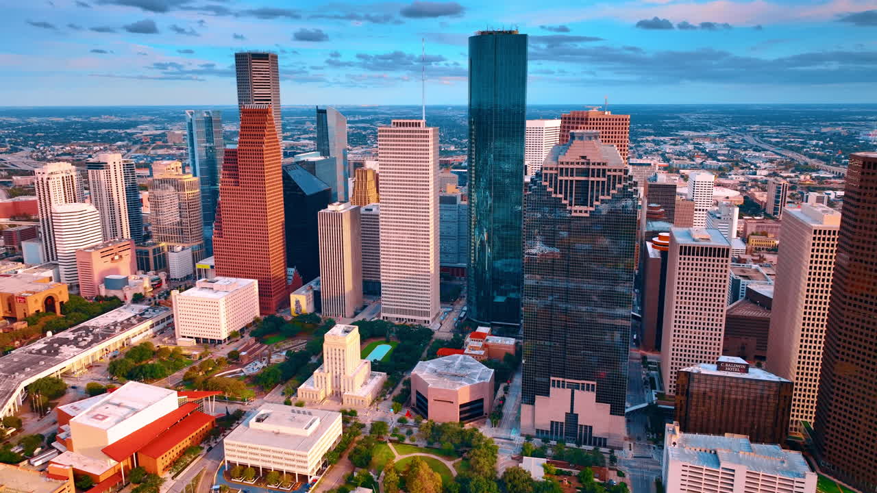 Houston, EE. UU., 21 de noviembre de 2025: Vista aérea de los rascacielos de Houston y un parque urbano. Fotografía aérea de los edificios del centro de Houston y espacios verdes durante el atardecer en Texas.