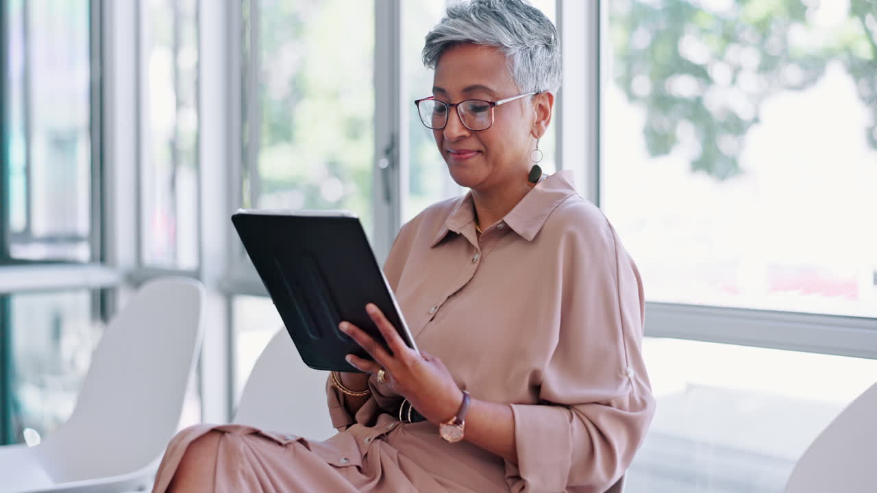 mujer de negocios, tableta y comunicación