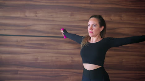 mujer haciendo ejercicio con pesas