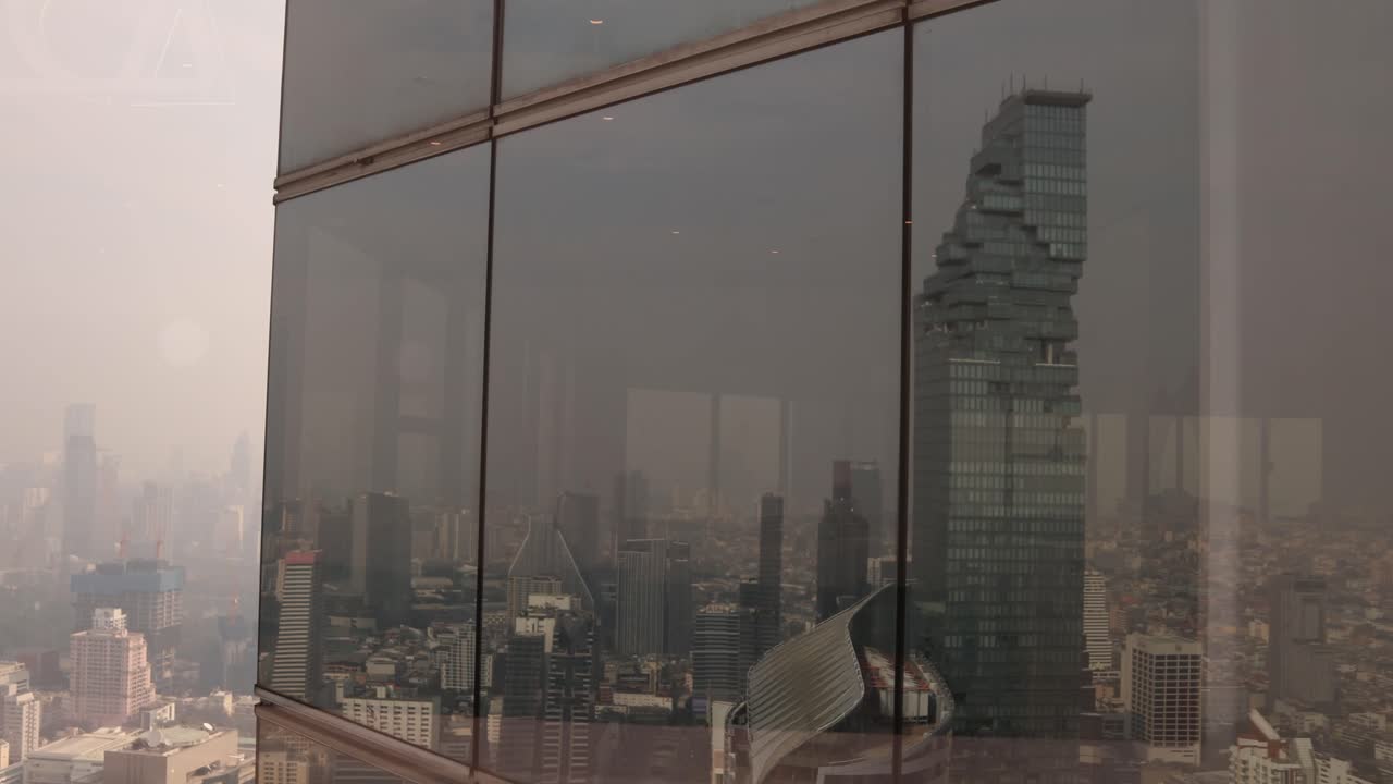 Reflexo da arquitetura moderna irregular do MahaNakhon, arranha-céu King Power no centro de Bangkok, a capital da Tailândia
