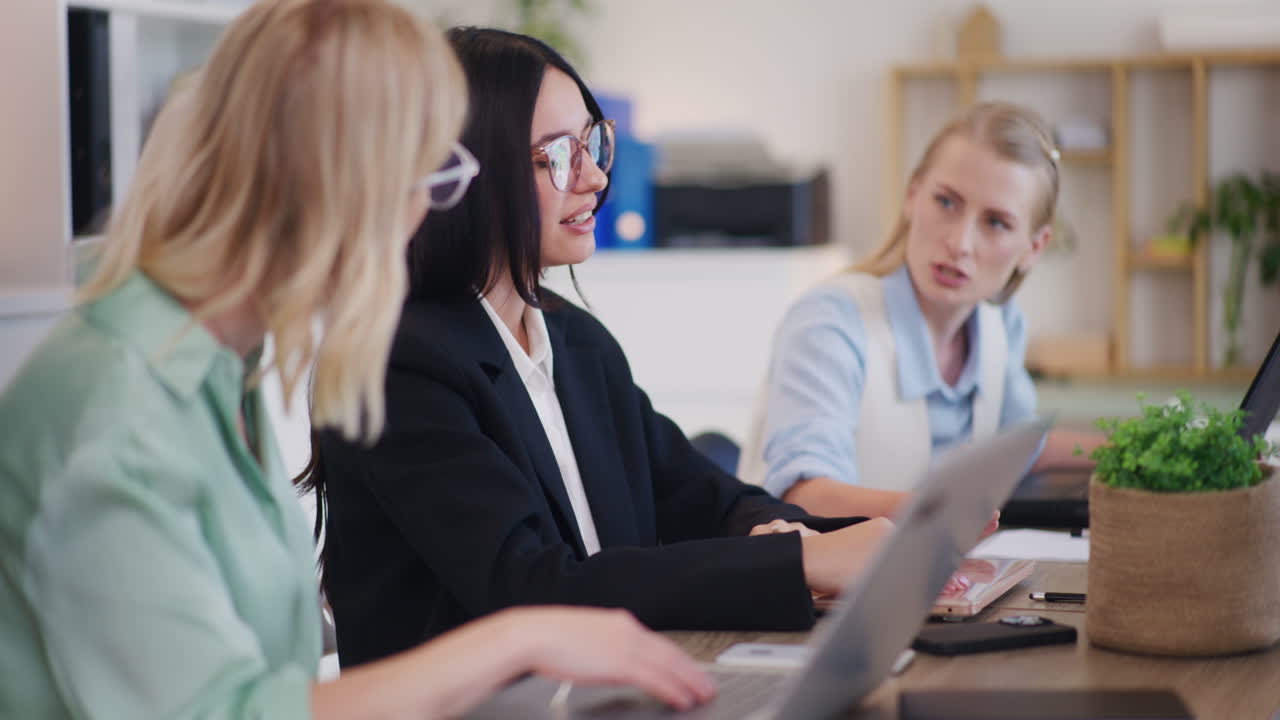 una mujer de negocios nerviosa recibe apoyo del equipo.
