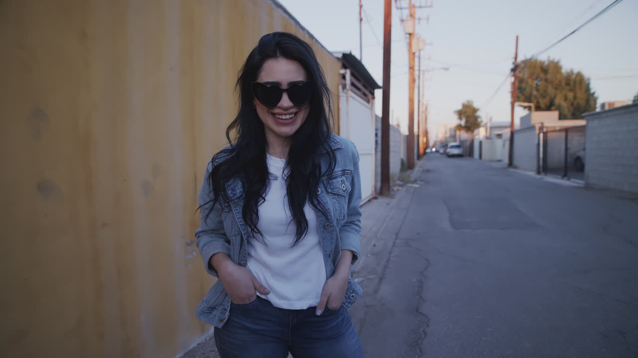 una joven alegre sonriendo.