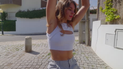 mujer bailando en la calle