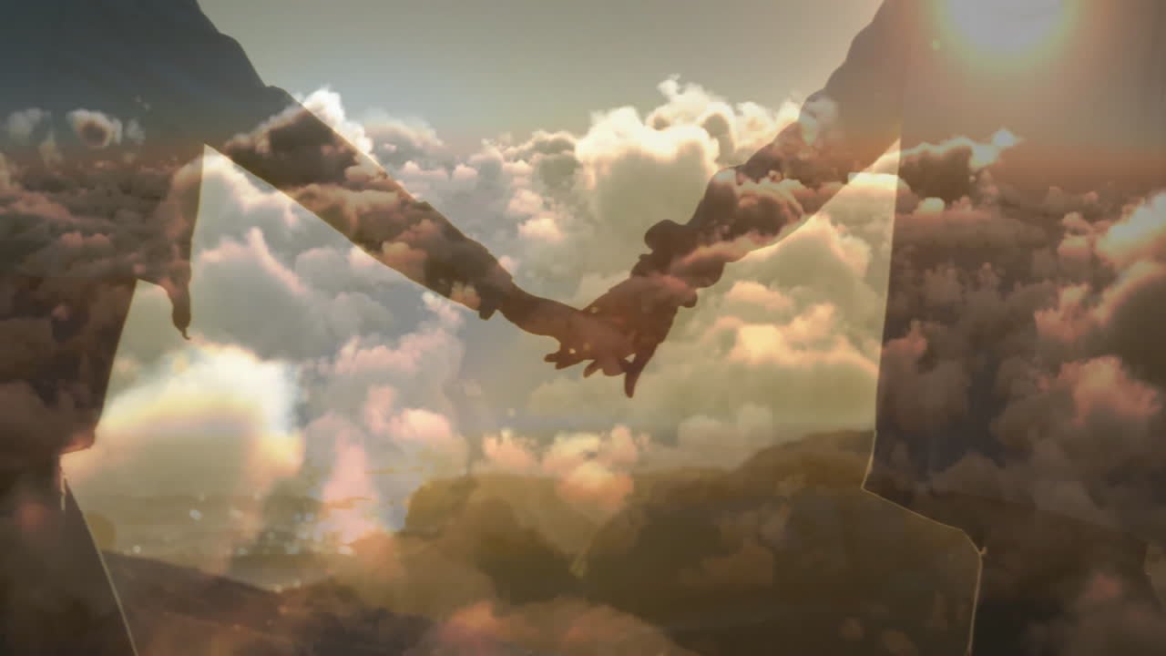 animación de cielo azul y nubes sobre pareja biracial tomándose de la mano en la playa