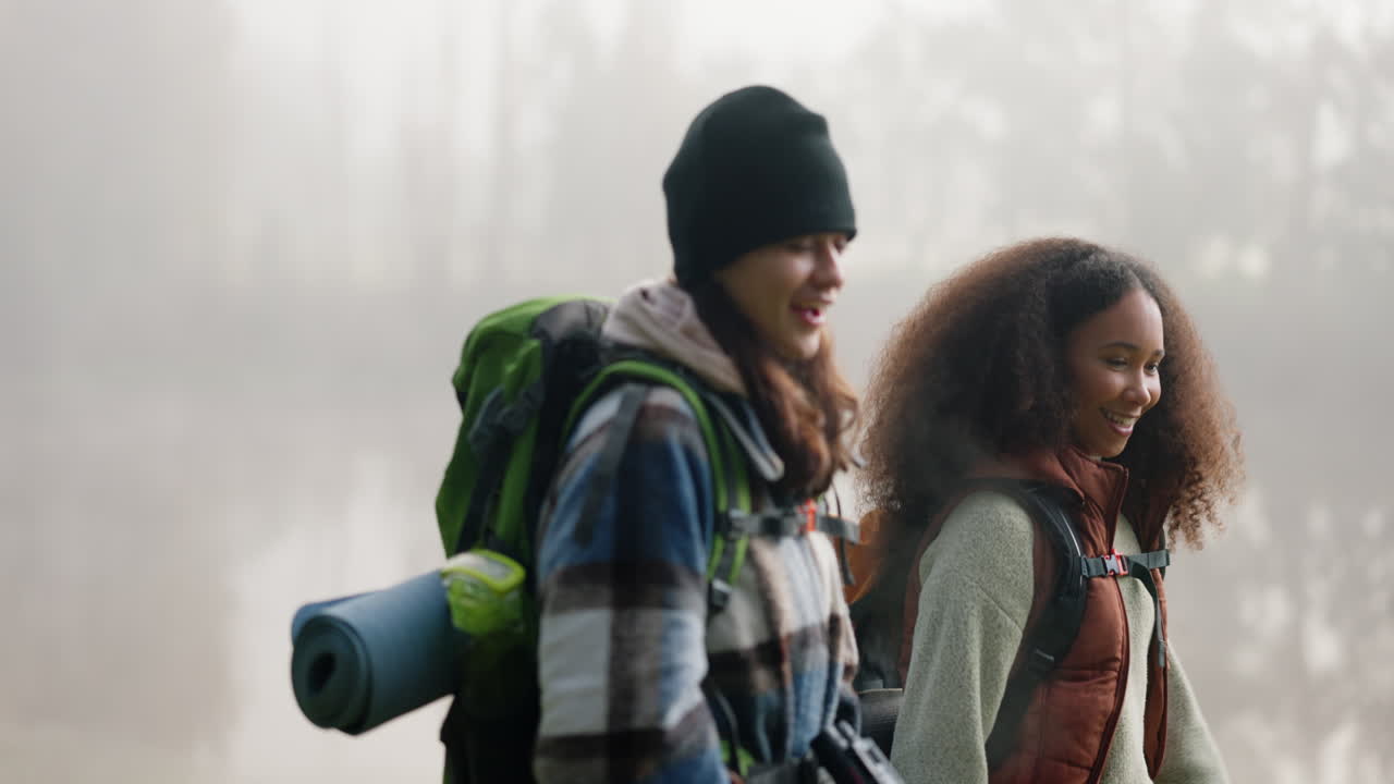 Nebbia, amiche e donne in escursione