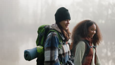 Nebel,-Freunde-Und-Frauen-Beim-Wandern