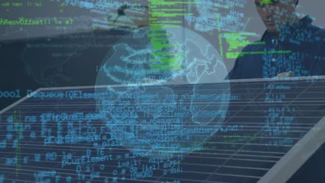 Animación-Del-Procesamiento-De-Datos-Con-Globo-Sobre-Un-Ingeniero-Caucásico-Que-Trabaja-En-Una-Estación-De-Energía-Solar