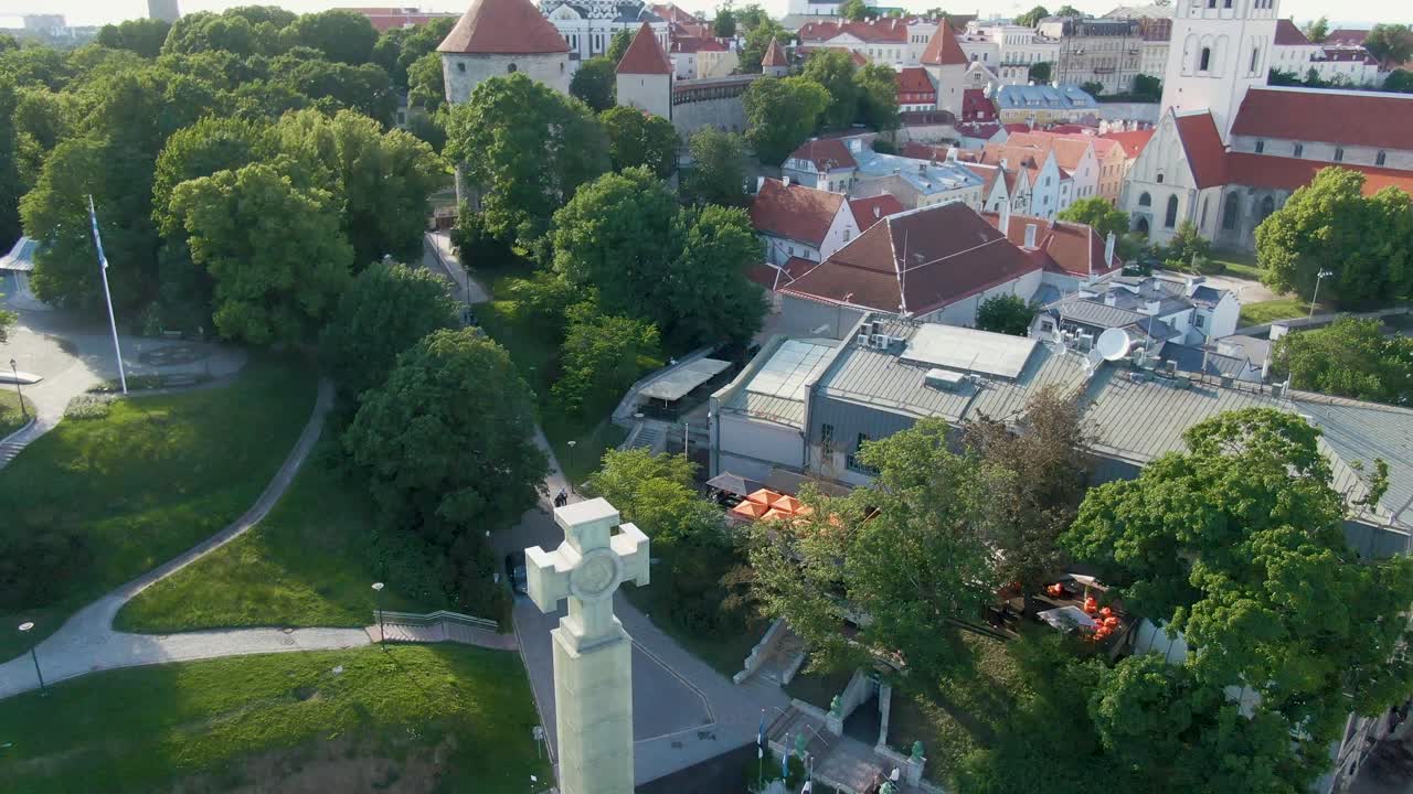 una toma de un avión no tripulado de un monumento a la victoria en la plaza de la libertad en tallin, estonia, ubicada en europa, los países bálticos