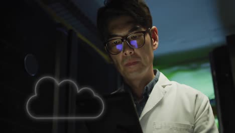 animación de nube sobre hombre asiático trabajando en la sala de servidores