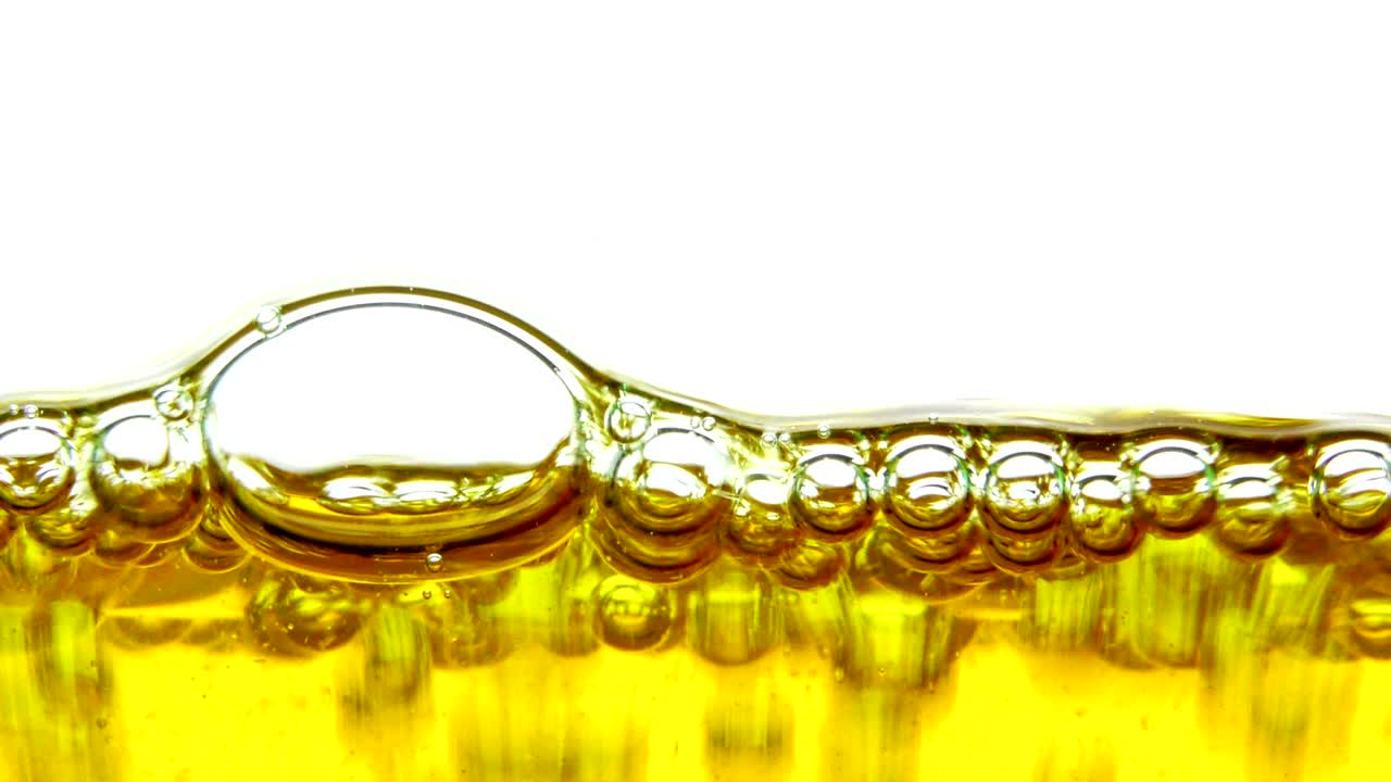 пузырьки воды за стеклянным фоном