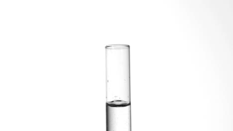 gota de agua que cae en un tubo de ensayo de agua de cerca
