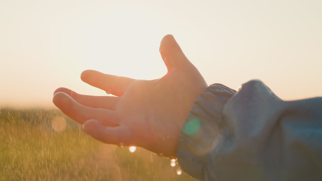 소년은 손바닥으로 가운 방울을 모으고 작은 아이는 각 과 함께 온화한 봄의  방울을 열렬히 환영합니다.