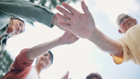 familie, hand und stapel im freien zur unterstützung