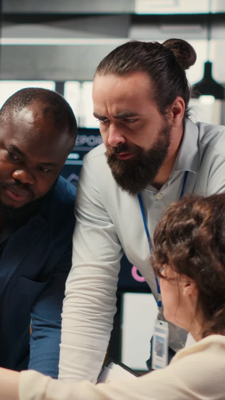 Vídeo Vertical: Equipe corporativa diversa colaborando na elaboração de relatórios no escritório.