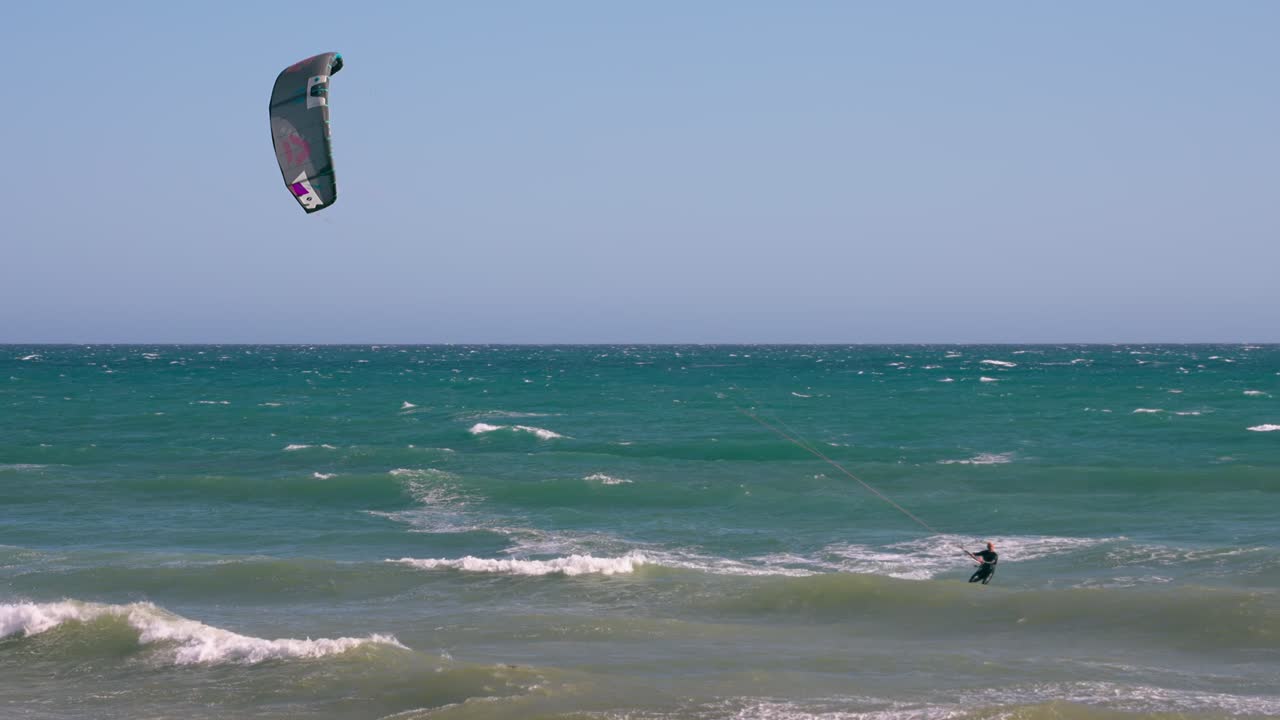 hombre haciendo kitesurf en cámara lenta