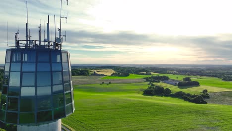 vista panorámica de los campos de los agricultores, puesta de sol y torre de observación
