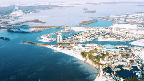 Ciudad-De-Hardwijk-Cubierta-De-Nieve-Desde-La-Vista-De-Drones-En-Un-Día-Soleado-De-Invierno