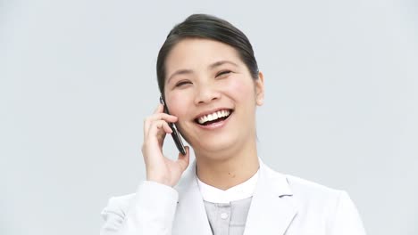Asiatische-Geschäftsfrau-Telefoniert