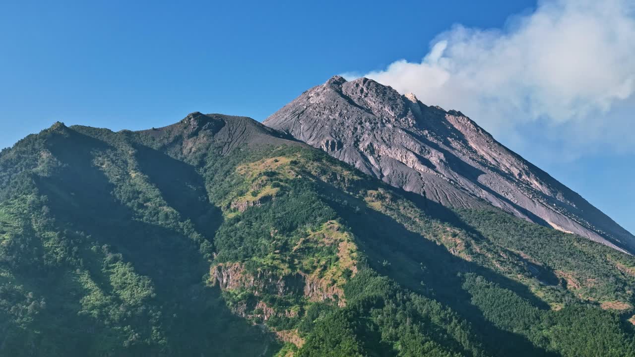 vista aérea del pico del volcán merapi activo emitiendo humo de la caldera