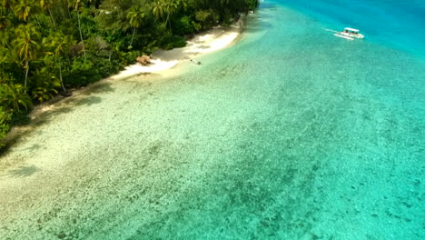 Vista-Aérea-De-La-Laguna-De-Moorea-Con-El-Océano-Azul-Profundo-En-El-Fondo,-Moorea,-Polinesia-Francesa