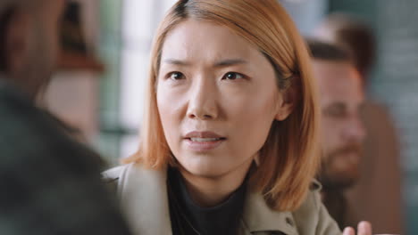 아름다운 아시아 여성이 카페에서 친구와 대화를 나누고 미소 짓고 대화를 즐기고 레스토랑에서 어울립니다.