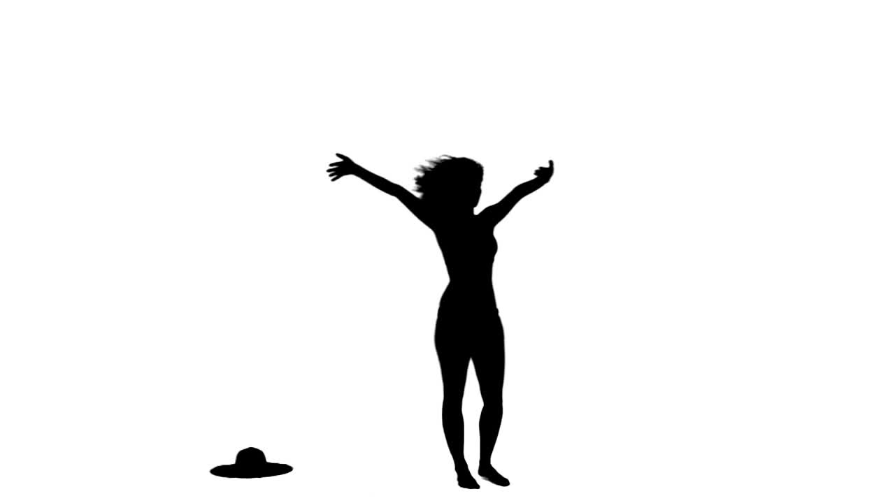 silueta de mujer con el sombrero soplado.