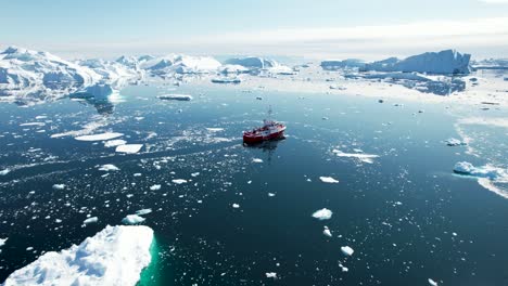 Impresionante-Vista-Aérea-Del-Barco-Navegando-En-Icefjord,-Groenlandia