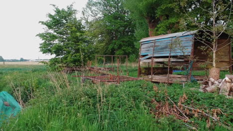 Deslícese-Bajo-El-Brazo-De-La-Excavadora-Oxidada-En-Un-Campo-Abandonado