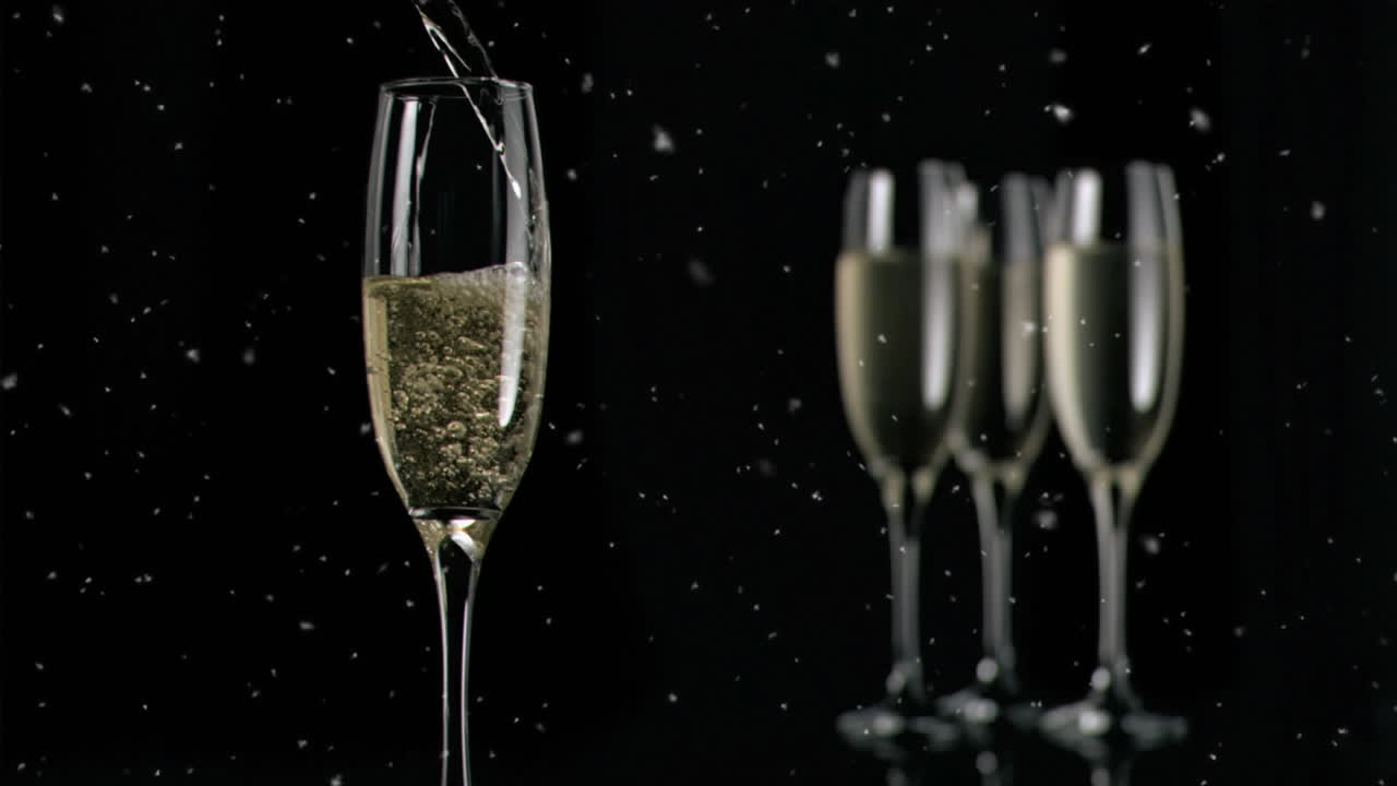 검은 바탕에 있는  ⁇ 페인 잔 위에 떠다니는  ⁇  반점들의 애니메이션